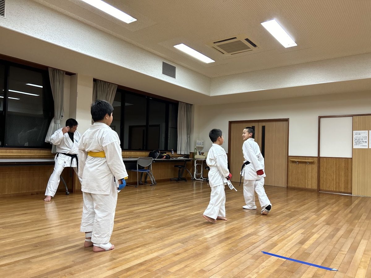 ミット稽古の準備をする子どもたち