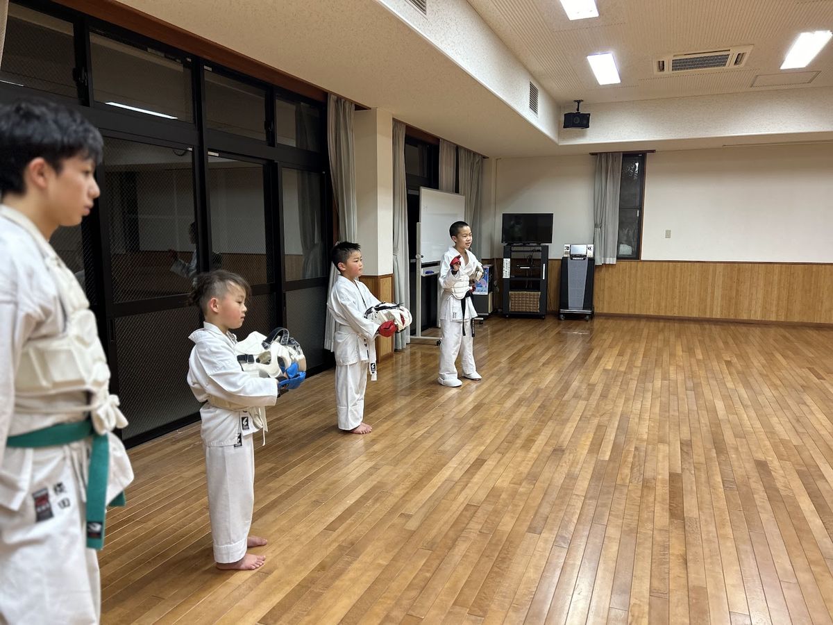ミットを持って並ぶ白子支部の子どもたち