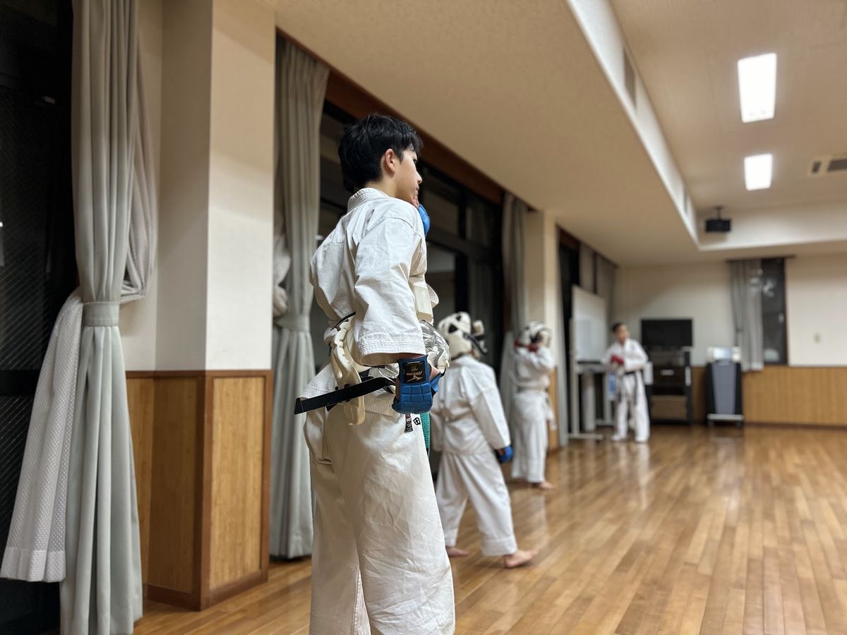整列して指導を聞く門下生
