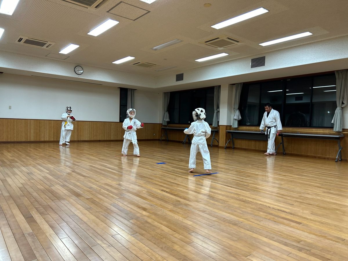 小さい子は19:30まで