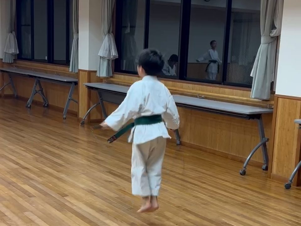 ひとりで動きを練習する子
