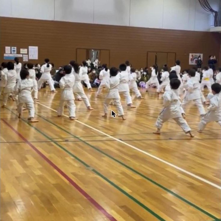 そろって型を演武する仙武会の子どもたち